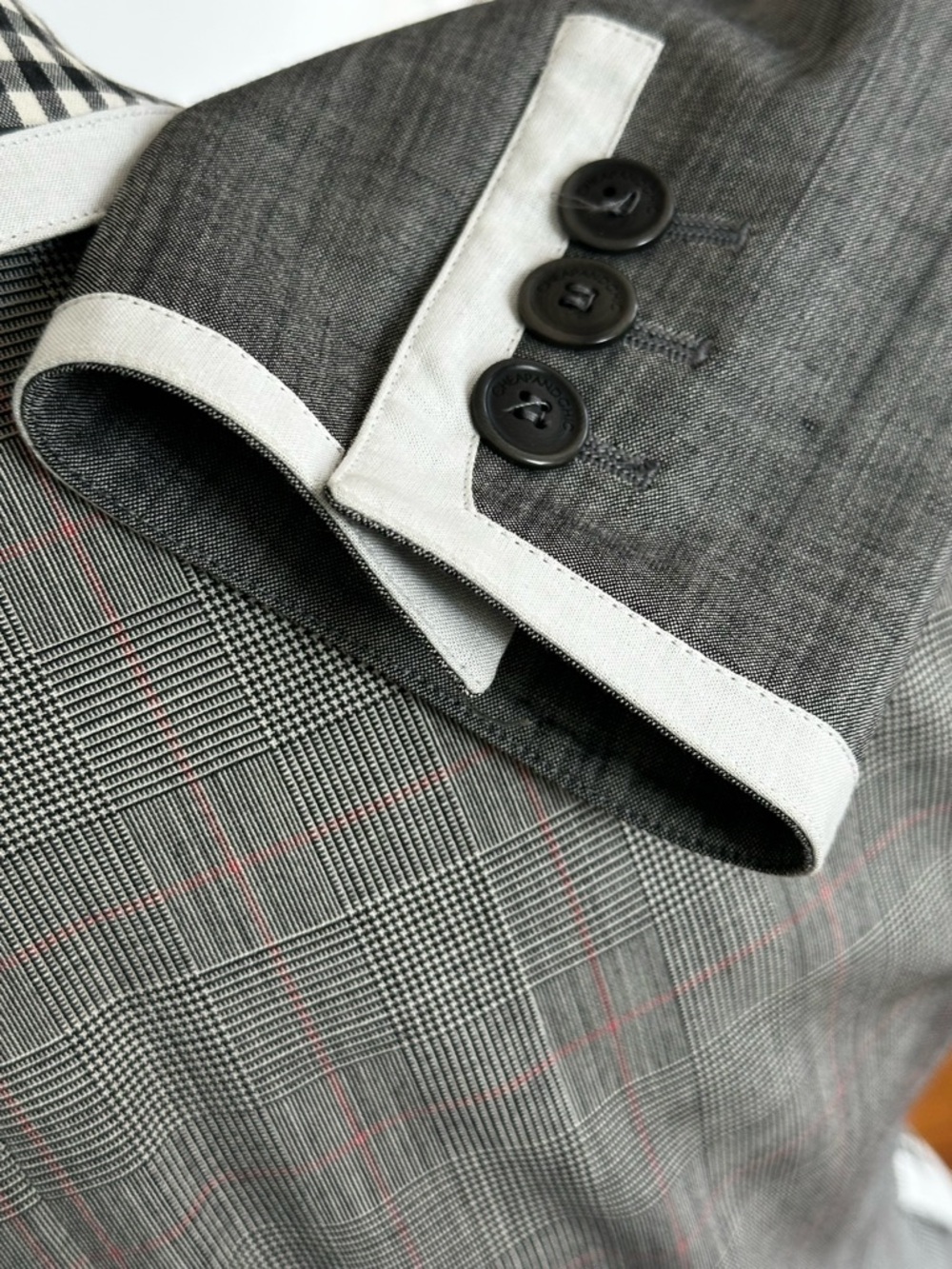 Chic Vintage Moschino Gray Plaid Blazer with White Trim and Gingham Accents - Picture 11 of 15